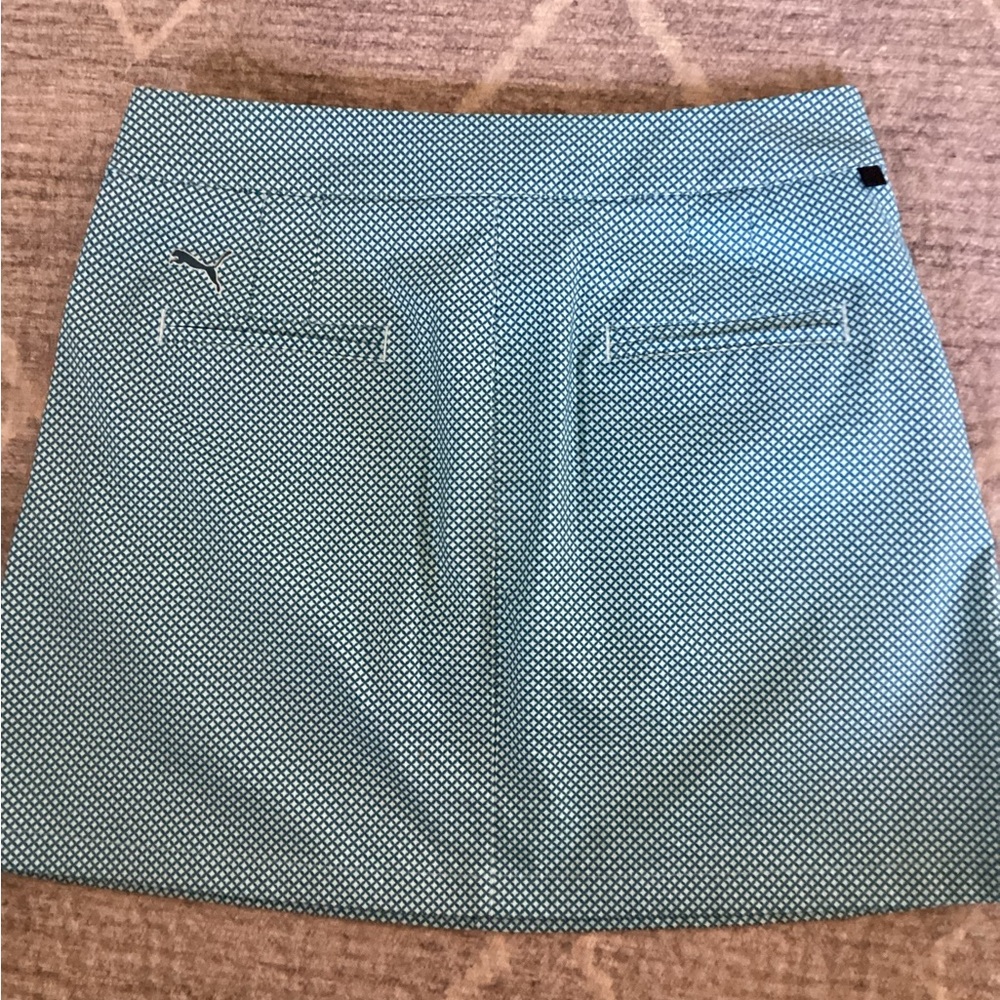 Puma Diamond Tech golf skort blue coral and clearwater, featuring undershorts. - Picture 3 of 5